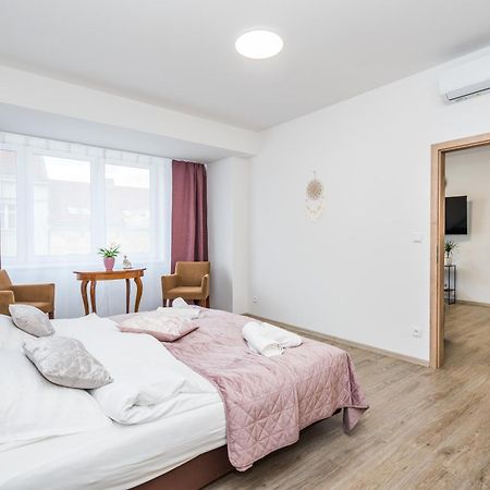Апартаменти Perla Hradce 302 Градець-Кралове Екстер'єр фото